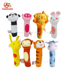 Chine OEM Personnalisé Main Cloche En Peluche Animal En Forme Doux Bébé Hochet Anneau Jouet pour bébé